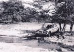 Podczas treningu było dosyć sucho, więc przejazd przez taki strumyczek to nie problem. Z boku stoi młody Masaj.