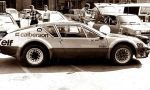 Renault Alpine A-310 V6 fabrycznej załogi Frequelin – Delaval na parkingu przed startem. Faworytów w połowie rajdu wyeliminowała awaria prądnicy. Z tyłu z lewej stoi Marcel Callewaert, znany francuski pilot rajdowy w początku lat 70-tych, z prawej przy R-5 Alpine Błażej Krupa.