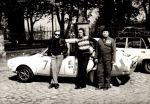 Moja załoga (od lewej): Jerzy Landsberg (pilot), Hieronim Zgorzelski - Hipek (serwis), Bronisław Chojna - Pan Bronek (główny mechanik). Z tyłu jedyne auto serwisowe, mój Fiat 125p/1300, zdjęcie z kolekcji Hieronima Zgorzelskiego