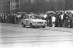 To jeden z pierwszych startów Fiata 125 P, w imprezie towarzyszącej Rajdowi Pań o nazwie - Śladami Pań. Jak podczas większości zawodów rozgrywanych wtedy w Warszawie wykorzystywany był Plac Defilad.Widoczne domy na Marszałkowskiej za skrzyżowaniem ze Świętokrzyską. Fot.Tomasz Sucharda