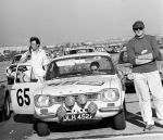 Moje konkurentki w Escorcie nr 65. Margaret Lowrey / Alice Watson. Z tyłu widać mojego Fiata 124 nr 63. Z prawej stoi Opel Kadet nr 90 z założonymi prawie łysymi oponami.