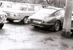 Nr 84. Porsche 911 załogi: Marian Bień / Zygmunt Wiśniowski z lewej nr 82. BMW 2002 Ti załogi: Marian Wangrat / Wiesław Mrówczyński