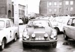 Nr 84. Porsche 911 załogi: Marian Bień / Zygmunt Wiśniowski z prawej nr 82. BMW 2002 Ti załogi: Marian Wangrat / Wiesław Mrówczyński