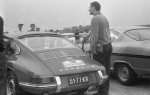 Przy Porsche 912 Sobiesława Zasady stoi Eugeniusz Pach