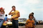 Z lewej Jerzy Landsberg, z prawej BK, na ręku otrzymana dwa lata wcześniej nagroda, stoper firmy TAG Heuer. A na grzbiecie koszulka, którą dostałem po dachowaniu na MRS w 1975 roku i którą nosiłem pod kombinezonem we wszystkich rajdach. Ten młodzieniec z prawej to Szymon syn Hieronima Zgorzelskiego autora zdjęcia