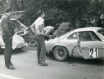 Z lewej strony widoczny przód Renault Alpine 1600 S austriackiej załogi: Walter Roser / Roman Loibnegger oraz fabryczny serwis z Francji w Renault 16