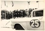Rajd Acropolis 1958. Na mecie  Chevrolet nr startowy 25 greckiej załogi: Pesmazoglou/ Galanis, która zajęła drugie miejsce w klasyfikacji generalnej