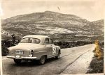 Rajd Acropolis 1958.Simca Aronde załogi Antoni Weiner / Konstanty Krajewski po starcie do odcinka specjalnego. Zwracam uwagę na polską tablicę rejestracyjną z tamtych lat.Tablice z literą H wyróżniały samochody “prywaciarzy”. Zatrzymujący auto milicjant z daleka widział z kim ma do czynienia. Dalsze dwie litery PR oznaczały tymczasową, próbną rejestrację. Auto na start w Atenach dojechało oczywiście na kołach i na kołach musiało wrócić do domu...