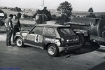 Tak wygladała część Toru Kielce w 1981 roku. Przed Renault 5 Turbo stoi mój mechanik - Bronisław Chojna, którego wszyscy znali jako ``Pana Bronka``. Autor zdjecia pan Grzegorz Chyła.