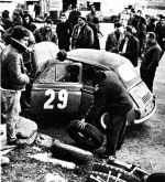 Rajd Monte Carlo 1965, załoga: Sobiesław Zasada / Osiński Kazimierz - Steyr Puch 650 TR, prace serwisowe